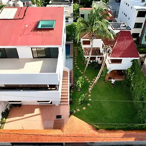 https://beautiful-jungle-house-on-a-strategic-location.quintano-roohotels.com